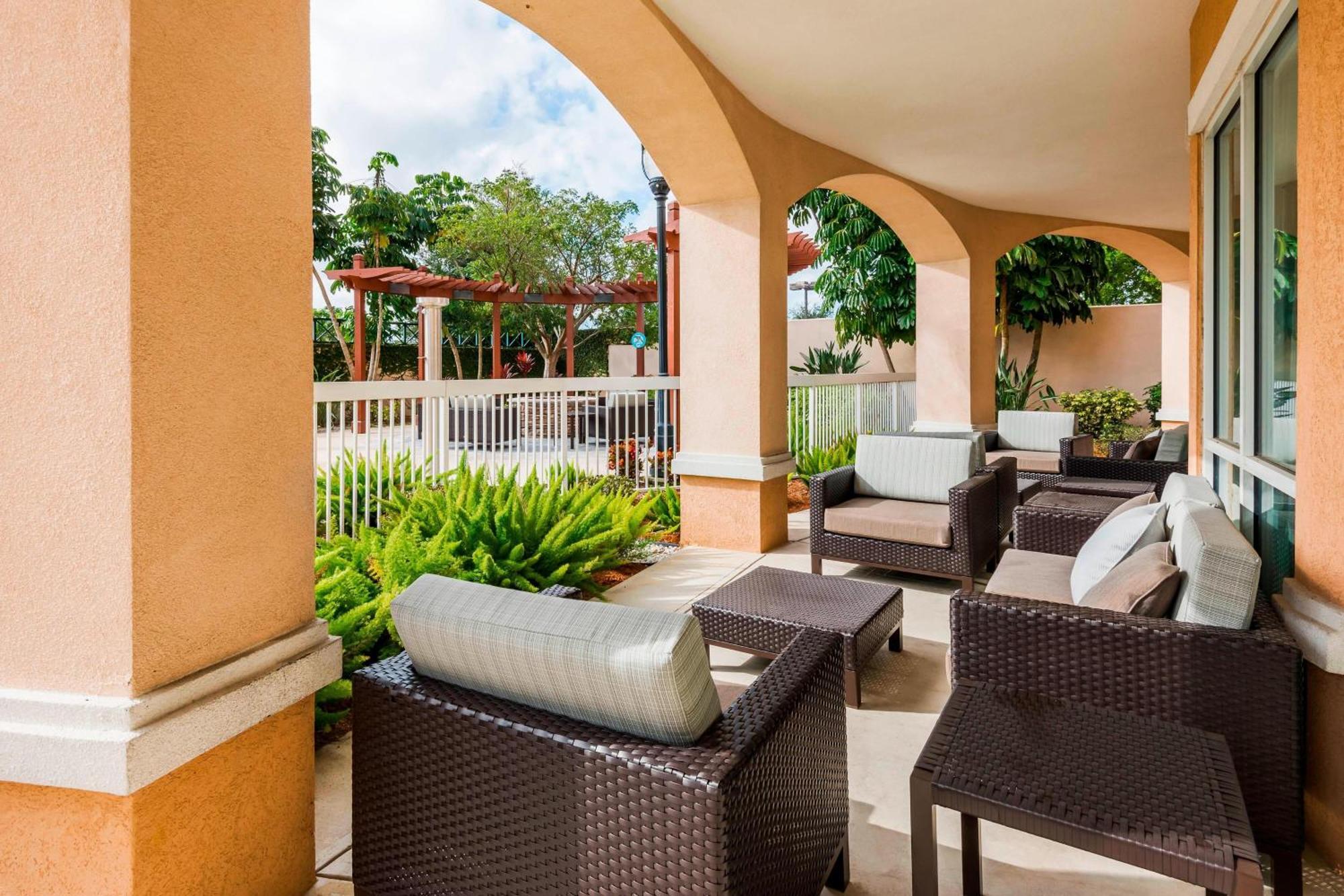 Courtyard Fort Myers At I-75 And Gulf Coast Town Center Estero Zewnętrze zdjęcie